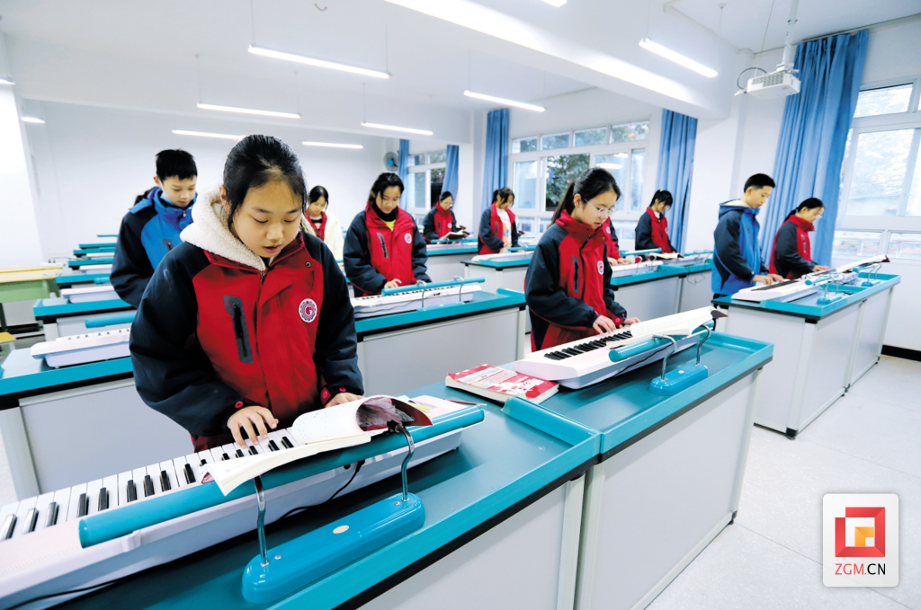 自贡一中初中部学生学习弹奏电子琴