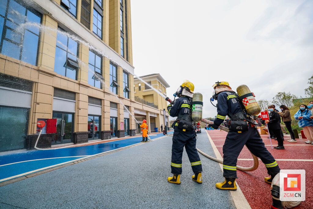 消防员在贡井华商世纪汇开展灭火实战演练