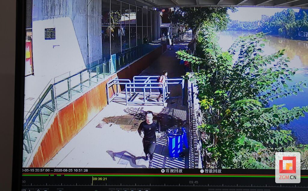 监控画面，冯铃正全力奔跑