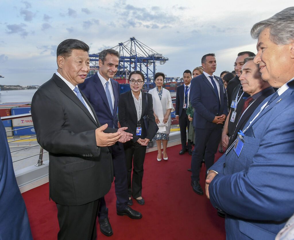 2019年11月11日,习近平主席和夫人彭丽媛在希腊总理米佐塔基斯夫妇陪同下,共同参观中远海运比雷埃夫斯港项目。这是习近平主席与当地员工代表亲切交谈,询问他们的工作和生活情况。