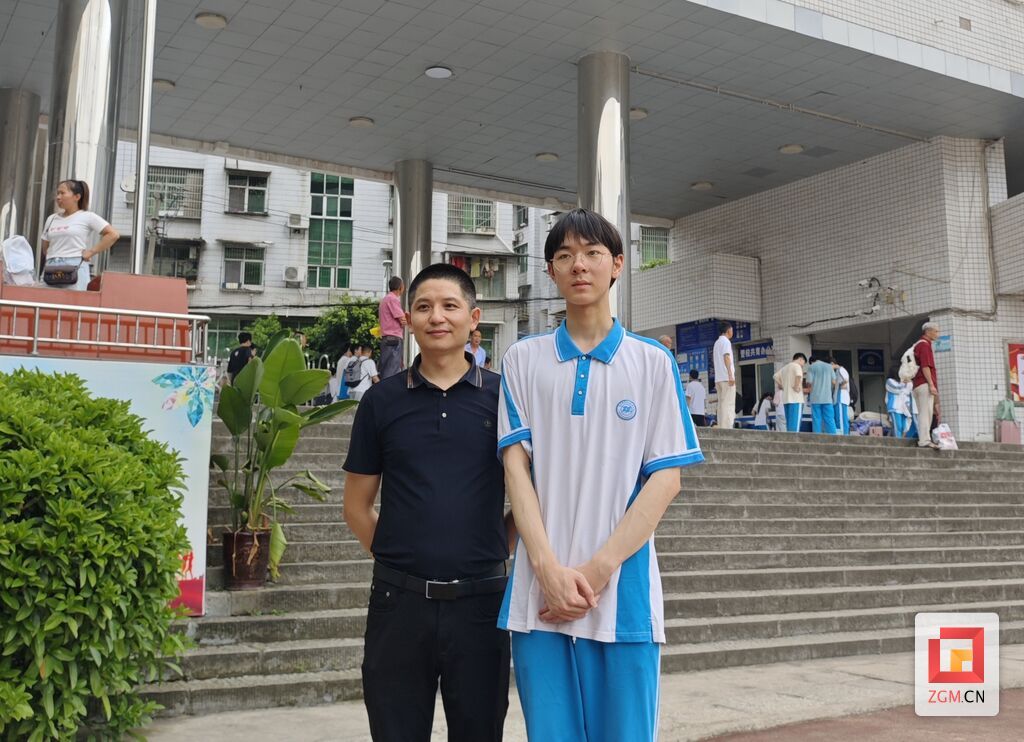 童小军(左一)和龚晟合影.jpg