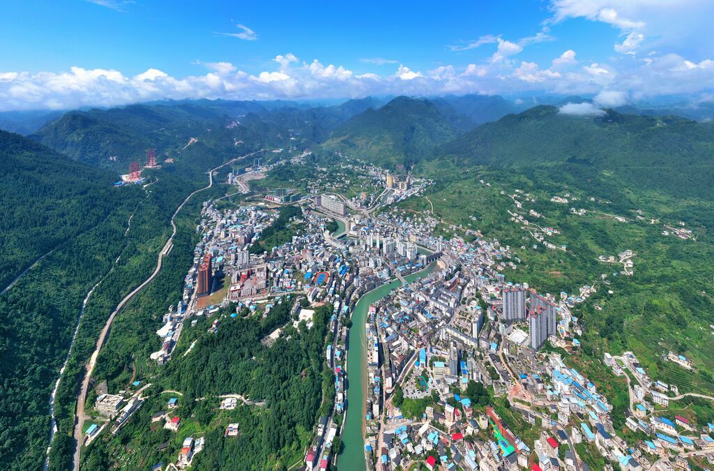 鹤峰县城全景。杨顺丕 摄