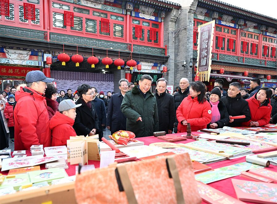 2024年2月1日下午,習(xí)近平在天津古文化街考察時(shí),,同店鋪員工和現(xiàn)場(chǎng)群眾互動(dòng)交流,。新華社記者 謝環(huán)馳 攝