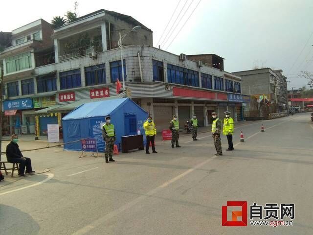 回龍鎮(zhèn)吊鐘橋點位檢查過往車輛、行人.jpg