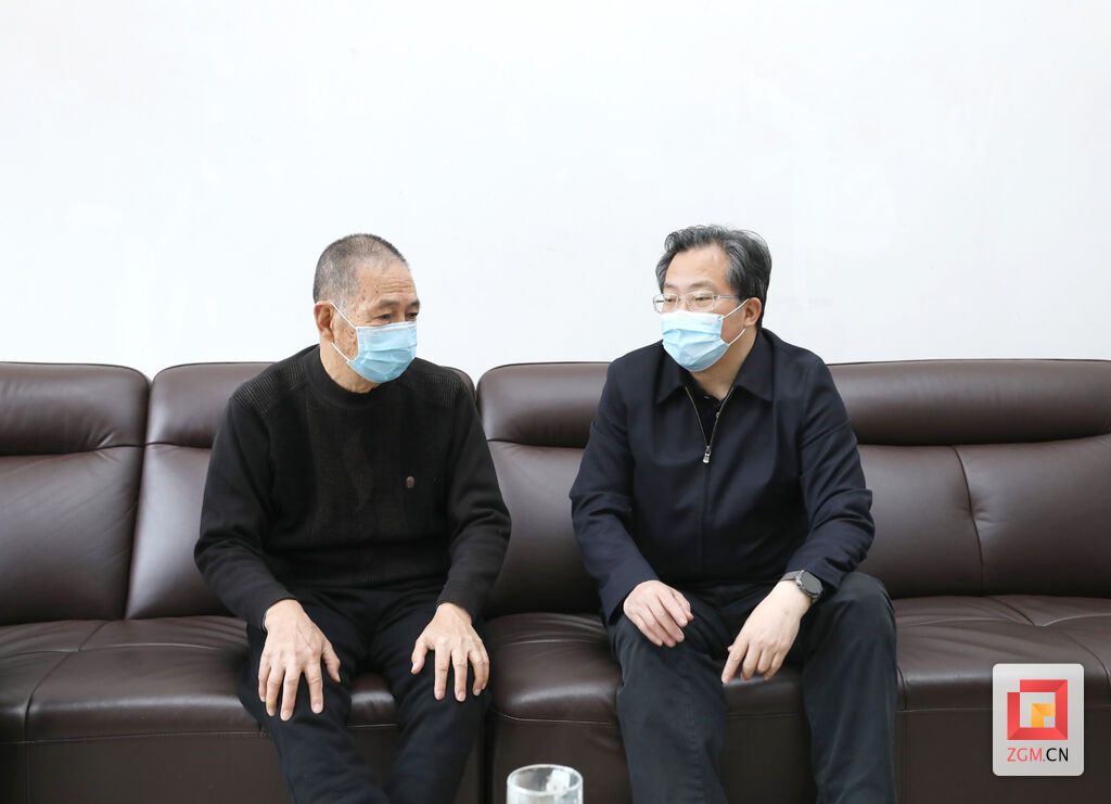 范波（圖右）征求市人大常委會正廳級退休干部程一爽對黨代會報告意見建議