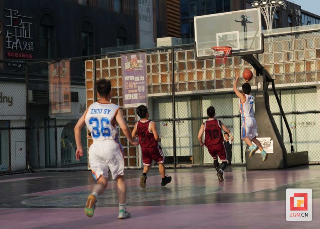 突破上篮 记者 陈行 摄.jpg