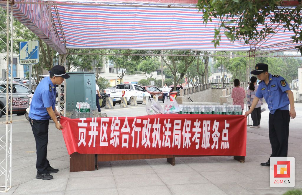 自贡旭川中学考场外图 (2).JPG
