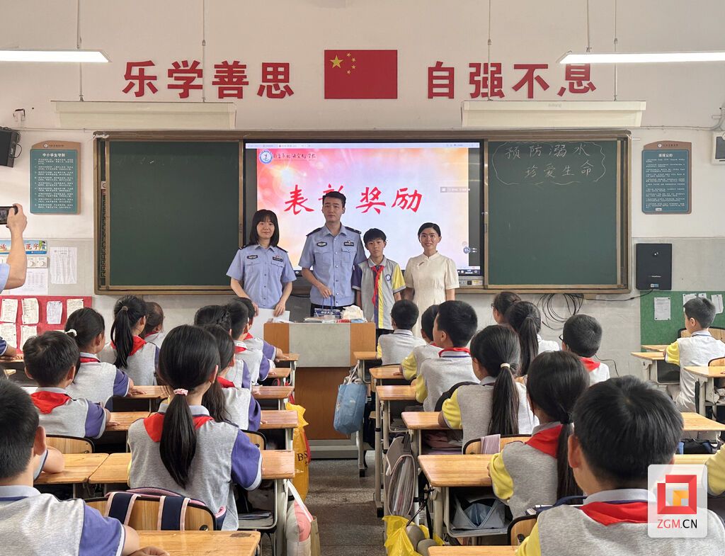 民警到班級(jí)頒發(fā)獎(jiǎng)狀.jpg