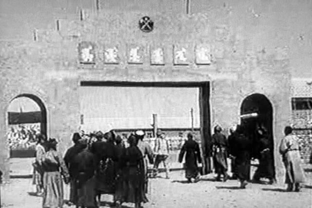图：1947年4月23日，内蒙古境内的各民族代表集聚在王爷庙街（今乌兰浩特），组织召开了内蒙古人民代表会议。图片由兴安日报社提供