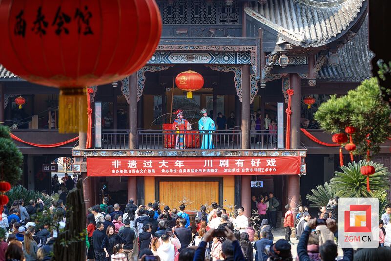 节日里的盐业历史博物馆人头攒动 记者 叶卫东 摄.jpg