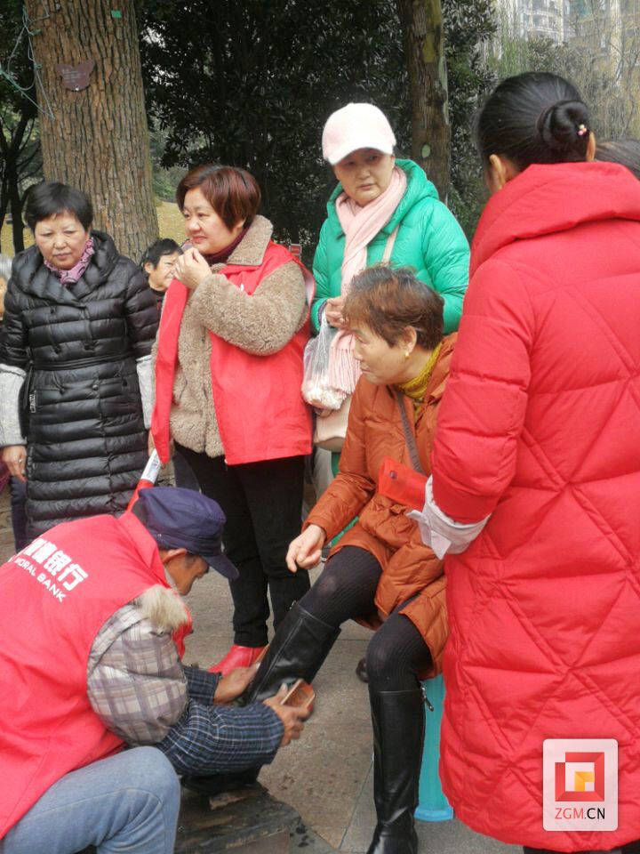 居民享受免费擦鞋.jpg