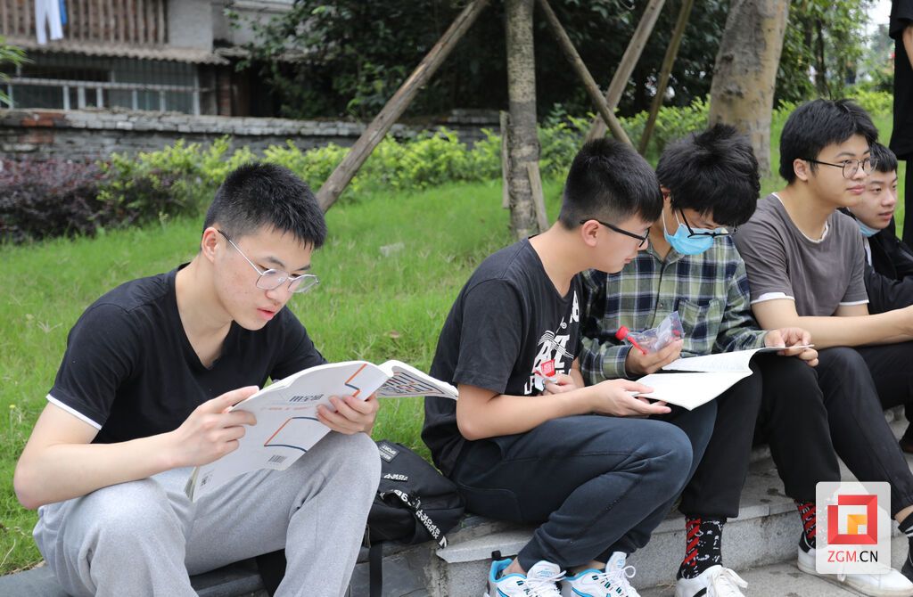 自貢旭川中學(xué)考點(diǎn)，考生在做最后的準(zhǔn)備