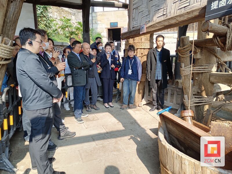 申遗专家咨询会与会专家考察我市盐业遗产.jpg