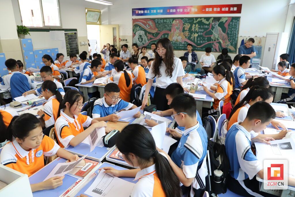 学生自主探究 记者 陈凡逸 摄.JPG