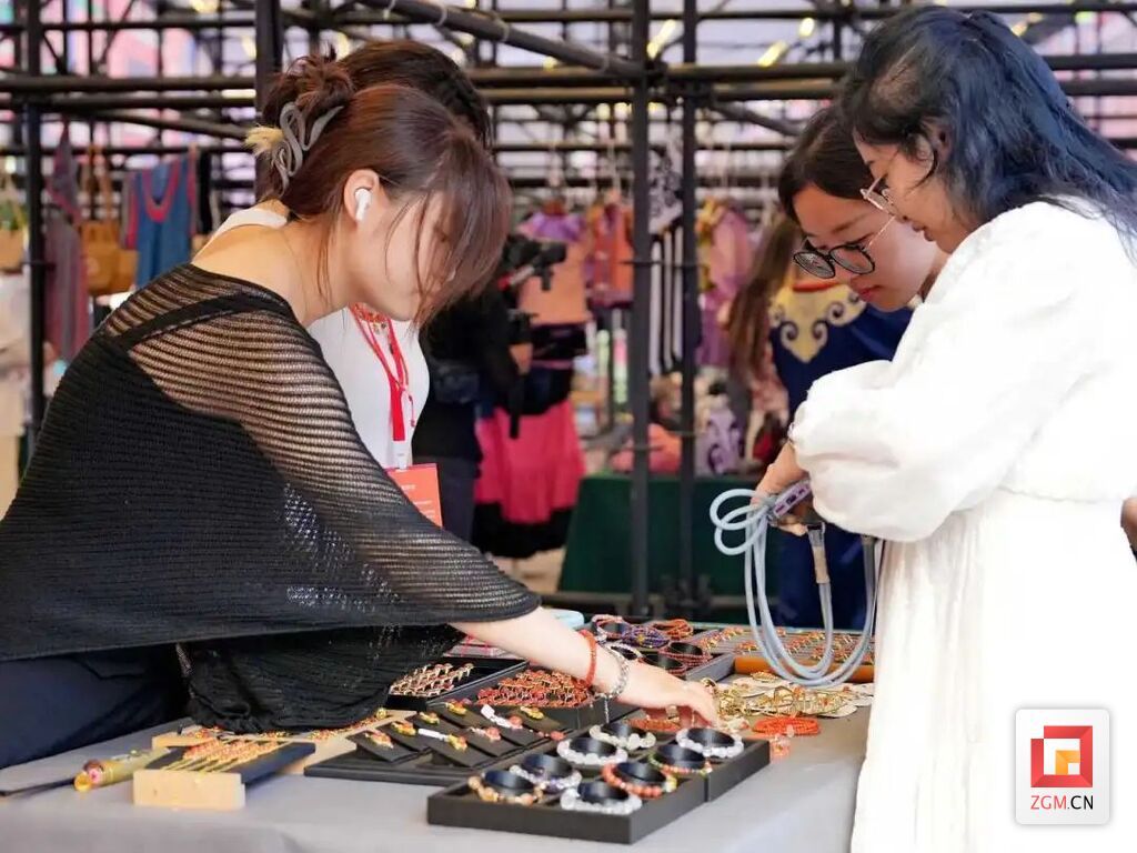 產(chǎn)品市集上，極具民族特色的服飾、飾品、包具，則吸引了眾多市民、游客駐足欣賞。.jpg