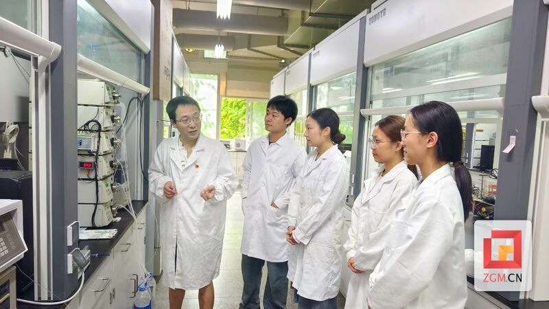 老师为学生讲解记者罗祥瑞 摄.jpg