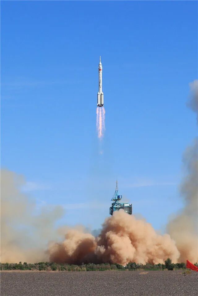2021年6月17日9时22分，搭载神舟十二号载人飞船的长征二号F遥十二运载火箭，在酒泉卫星发射中心准时点火发射，约573秒后，神舟十二号载人飞船与火箭成功分离，进入预定轨道，顺利将聂海胜、刘伯明、汤洪波3名航天员送入太空，飞行乘组状态良好，发射取得圆满成功。新华社记者 琚振华 摄