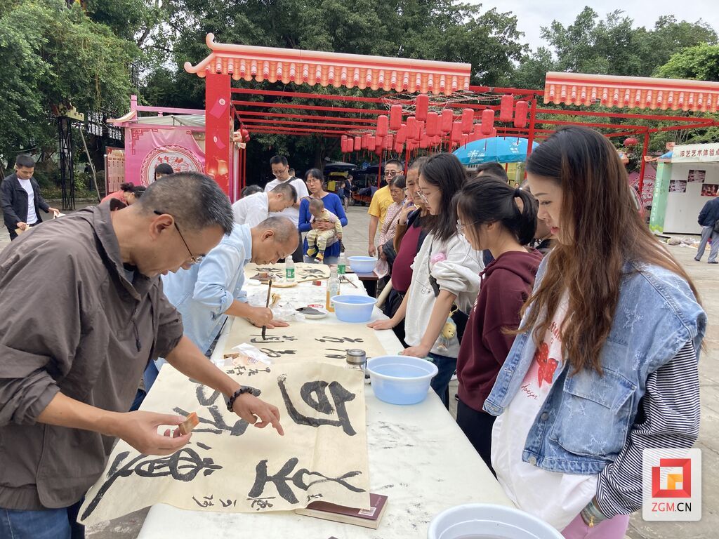 國慶假期沿灘區(qū)仙市古鎮(zhèn)市民觀看書法老師寫作.jpg