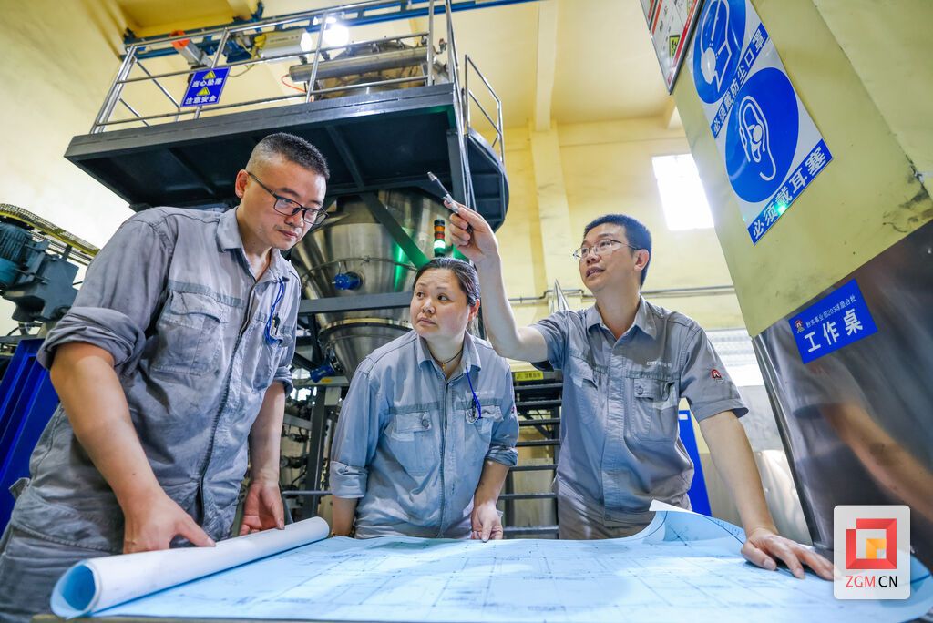 除了伏案工作，下到車間和一線工人進行溝通、解決生產(chǎn)中遇到的問題，是潘登日常工作中重要一環(huán)。.jpg