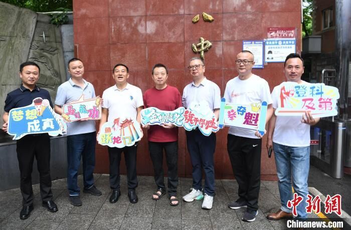 2024年中国高考首日：送考家长穿旗袍寓意“旗开得胜”