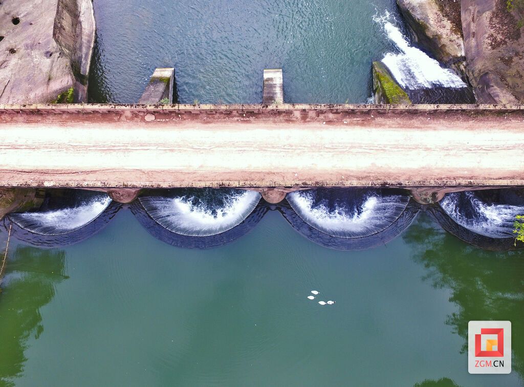  礼佳桥，坐落于荣县保华镇，1965年通车，长度23.2米，为石拱桥桥型。