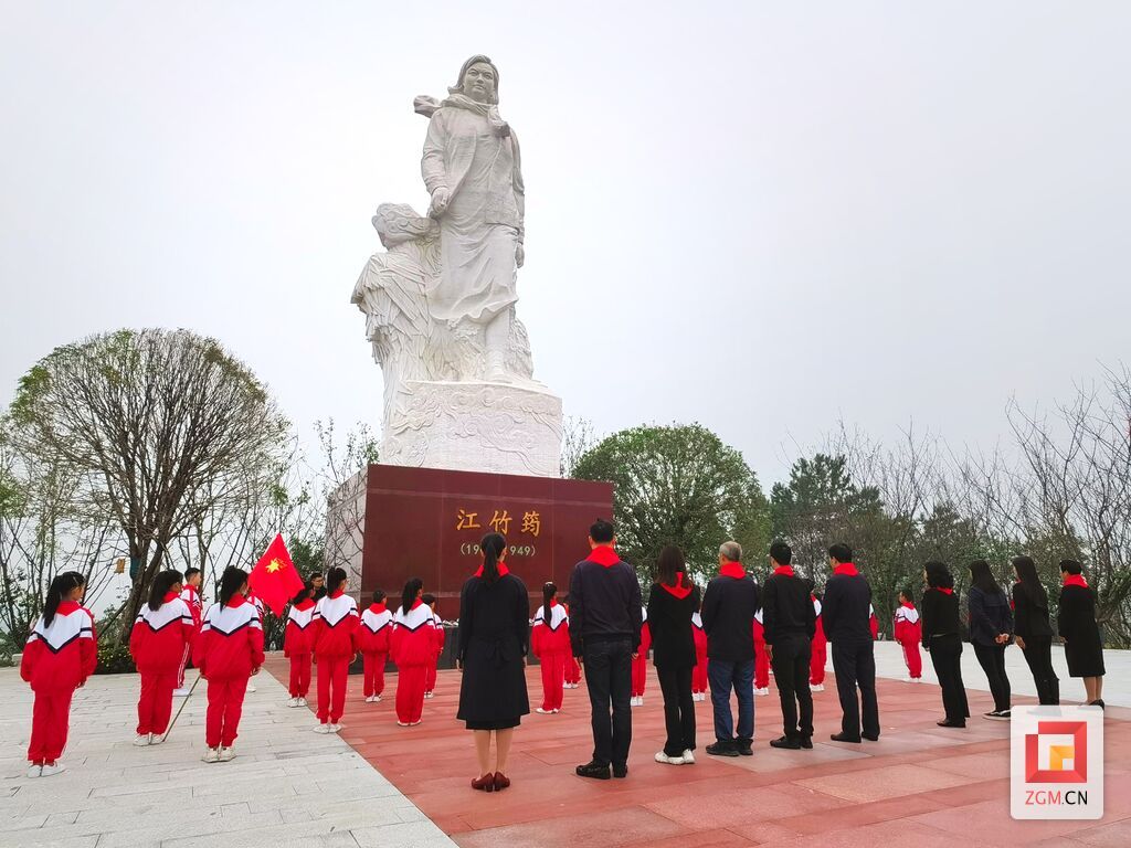 齊唱《我們是共產(chǎn)主義接班人》.jpg