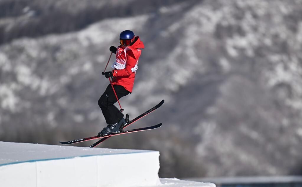 2月14日，中国选手谷爱凌在比赛中。新华社记者 肖艺九 摄