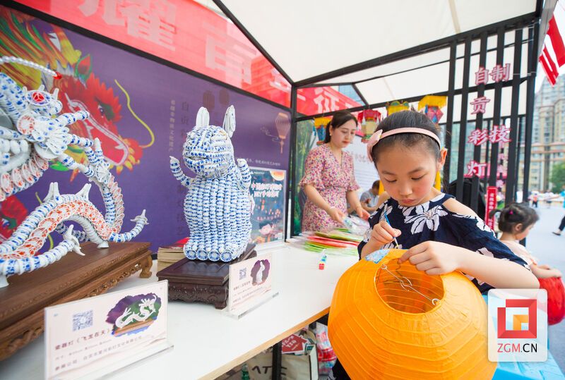 体验彩灯制作 记者 叶卫东 摄.jpg