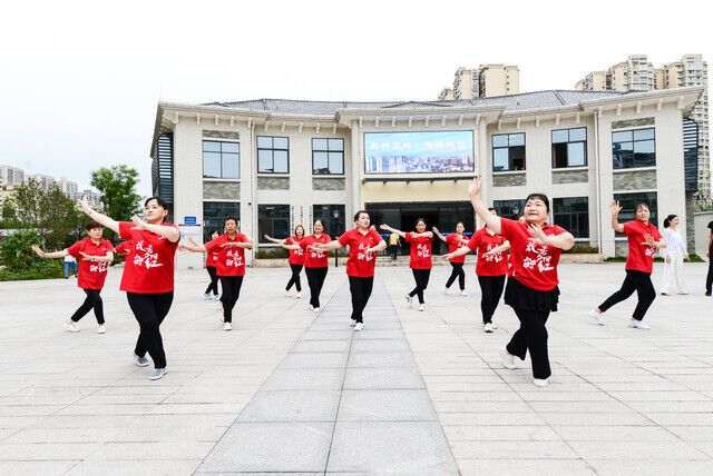 板仓社区居民的快乐生活.jpg