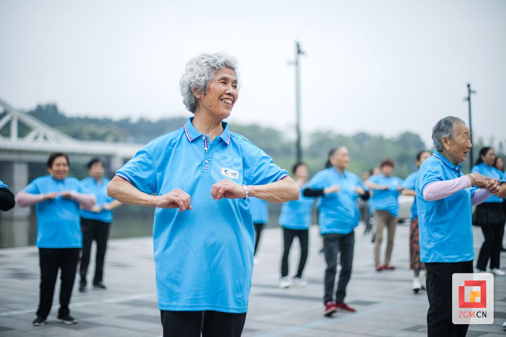 10月14日重阳节当天，78岁的杨自芬老人在文创公园和跳健身操的队友们在欢度重阳节。（宋姿熠 摄）