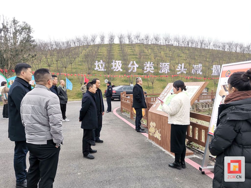 現(xiàn)場(chǎng)觀摩貢井區(qū)重灘村垃圾分類(lèi)主題公園.jpg
