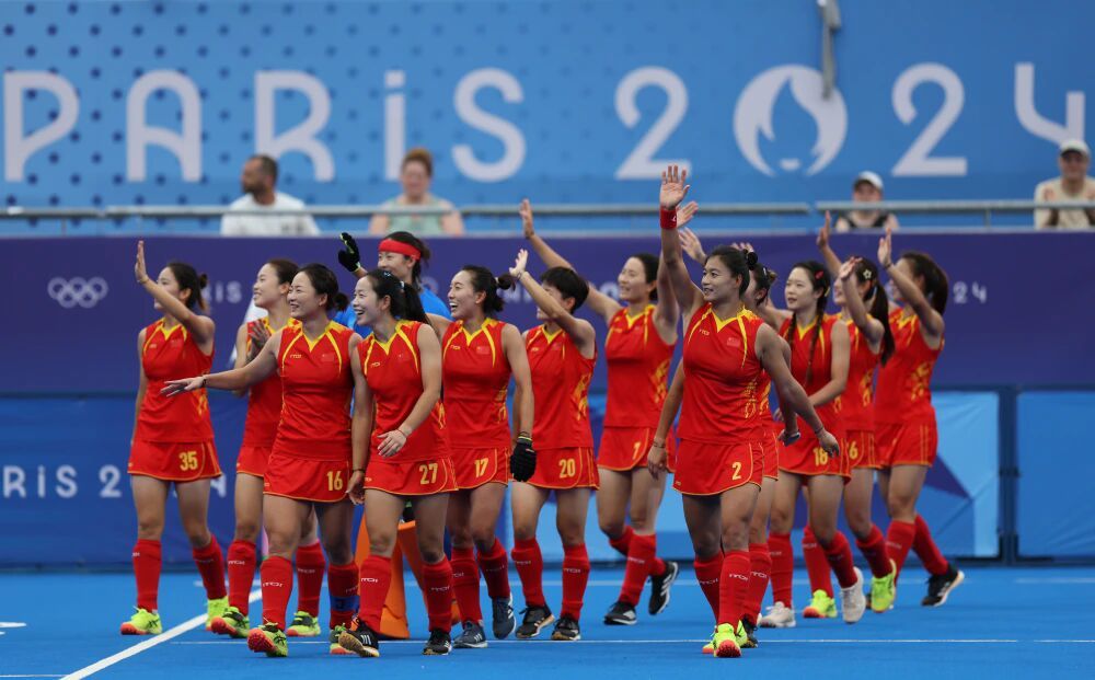 8月3日，中国队球员在赛后向观众致意。 新华社记者 任鹏飞 摄.webp.png