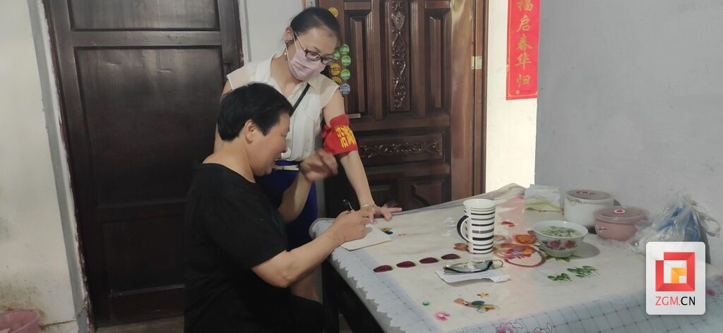 党员干部入户收集群众“微心愿”.jpg
