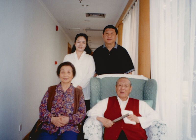 這是習近平、彭麗媛同習仲勛,、齊心的合影,。