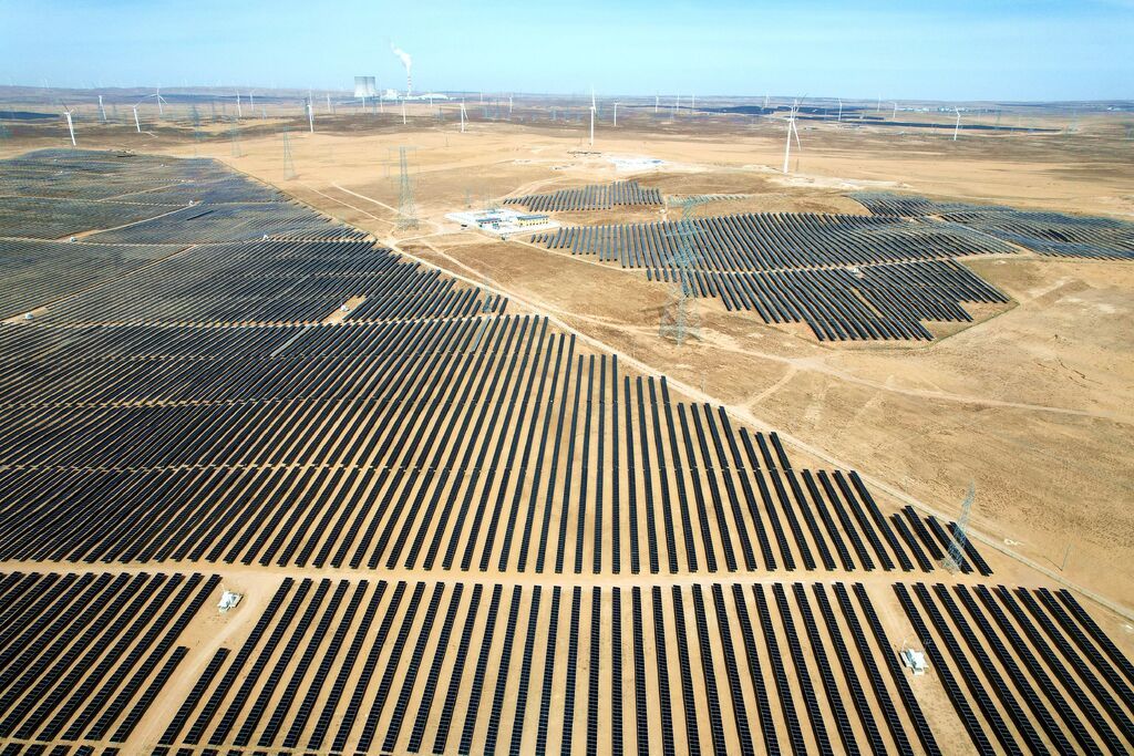 2026年3月18日，宁夏银川，在灵武市白土岗乡的一处光伏产业基地，成片的太阳能光伏板汇成一片“蓝色海洋”。