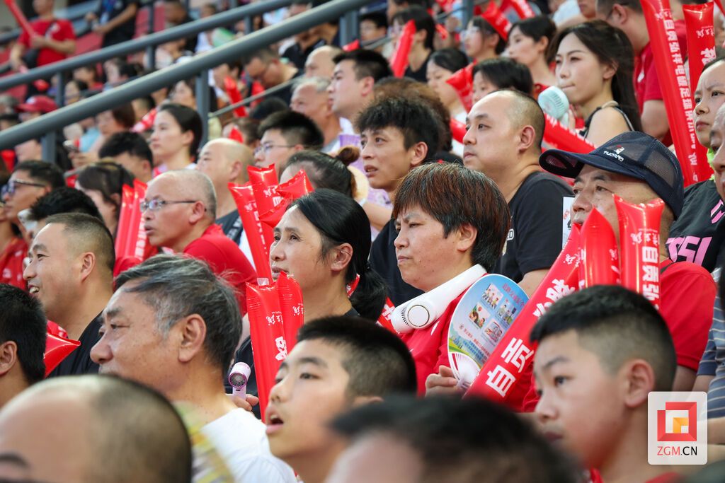 市民认真观赛.JPG