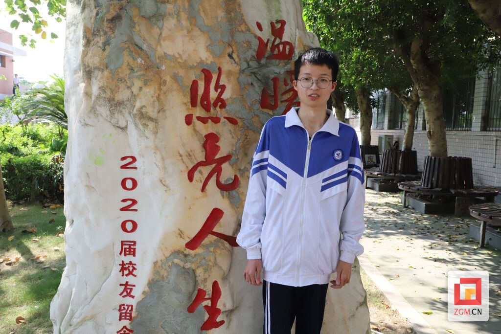 殷悦翔在校内 记者 陈凡逸 摄.JPG