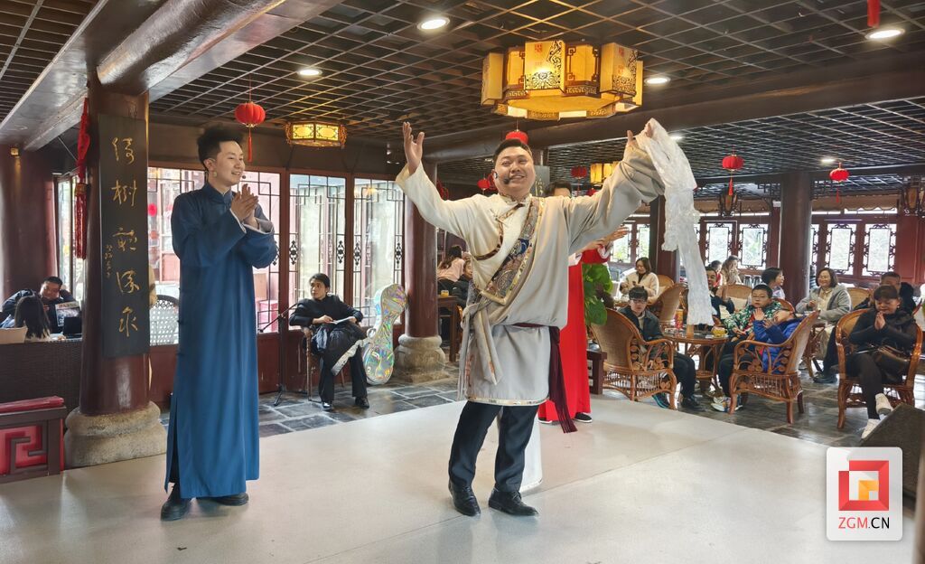 过年期间演员在王爷庙表演节目 记者 罗祥瑞 摄.jpg