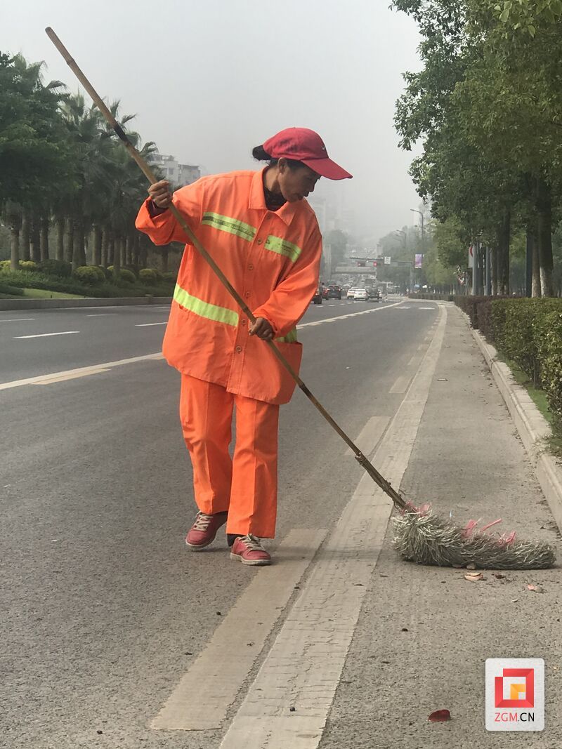 魏远凤工作生活照 (1).JPG