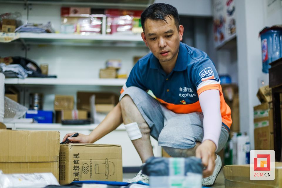 自貢申通航空快遞服務(wù)有限公司快遞員魏力。長(zhǎng)期在快遞行業(yè)第一線，服務(wù)群眾百萬(wàn)人次，服務(wù)質(zhì)量高、態(tài)度好。作為技能標(biāo)兵，帶徒50余人，為全市一千多名快遞員進(jìn)行業(yè)務(wù)培訓(xùn)，促進(jìn)了隊(duì)伍素質(zhì)提升。