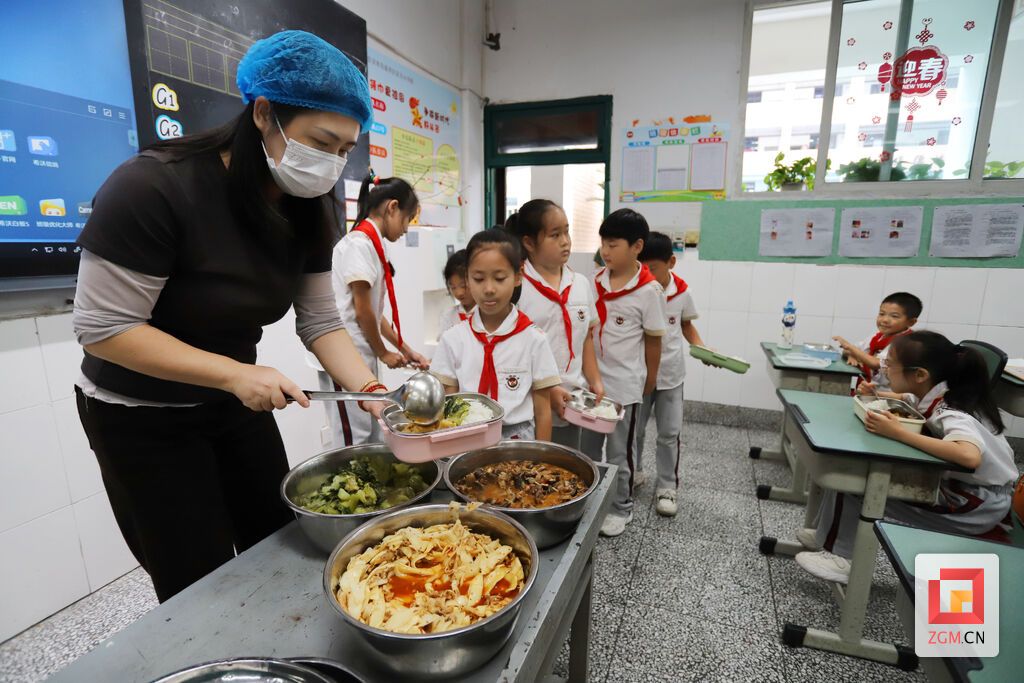 东方小学教师为学生打餐.JPG