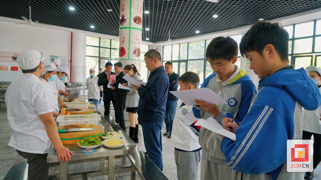 學(xué)生為廚師打分.JPG