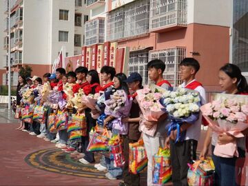 凉山一易地扶贫搬迁安置社区7年走出111名大学生，连办6年欢送会