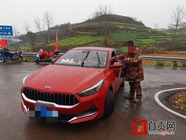 為返鄉(xiāng)人員測量體溫.JPG