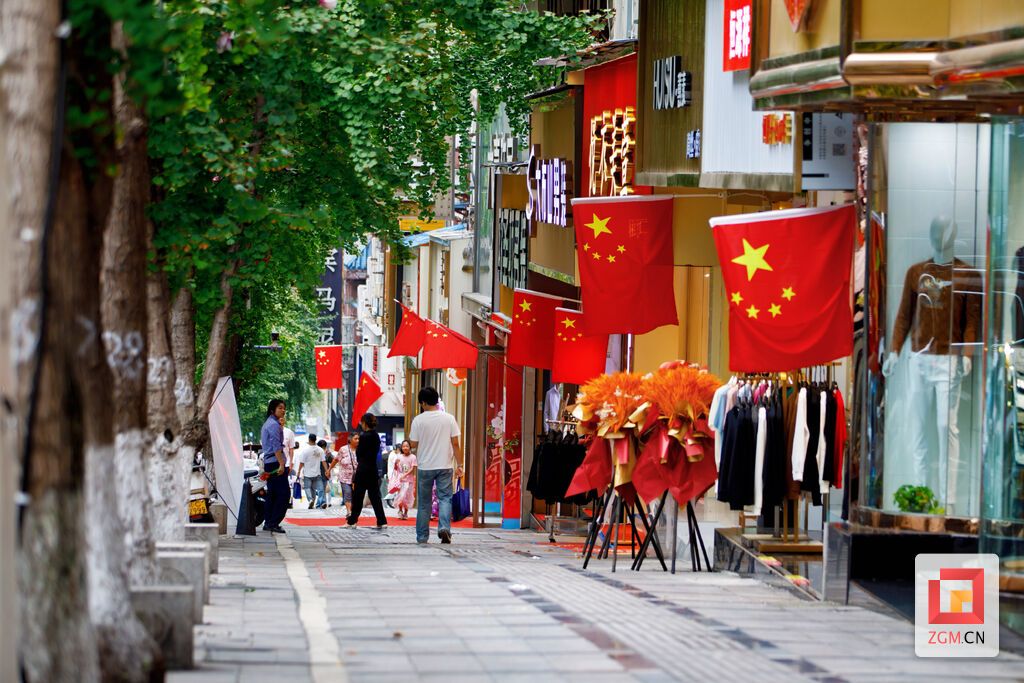 东方广场红灯高悬,古街盛装庆国庆 记者 曾涛 摄.jpg