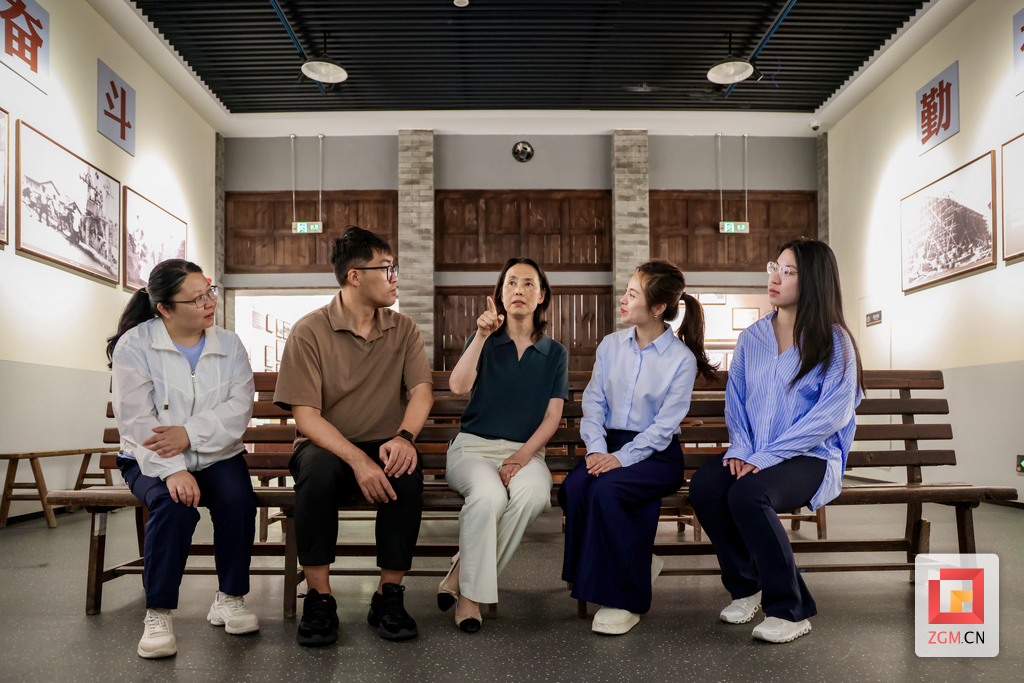 “黄二代”孙静给学校老师讲述652往事 记者 周馨钰 摄.png