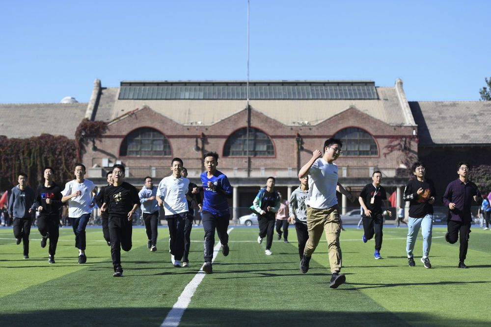 图：2020年10月13日，在清华大学西大操场，大一新生在体育课上折返跑