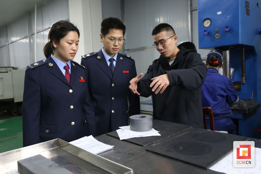 稅務(wù)干部到小微企業(yè)送政策問需求.JPG
