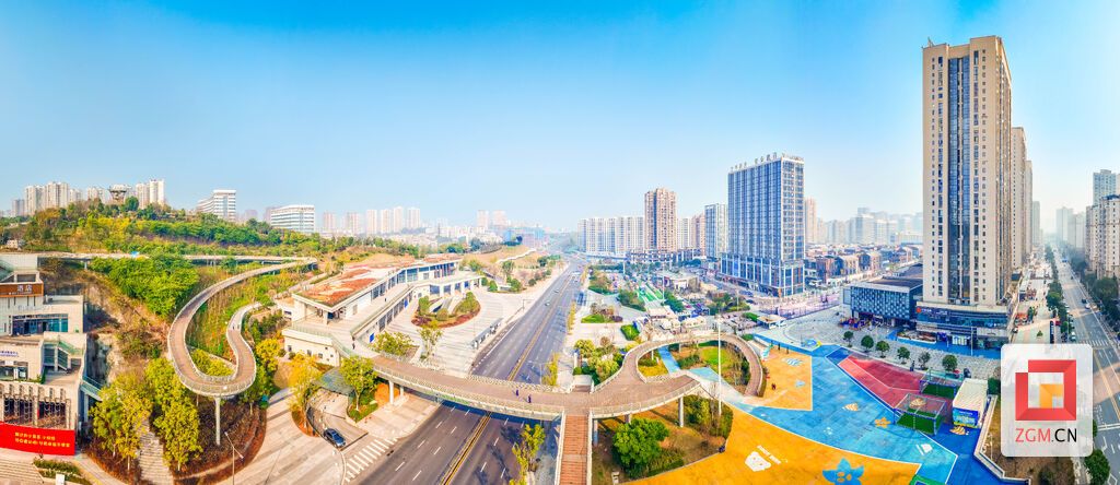 从五彩斑斓的运动天地，到绿意盎然的城市绿肺，一桥飞架，连接起两种截然不同的生活体验 记者 宋姿熠 摄.jpg