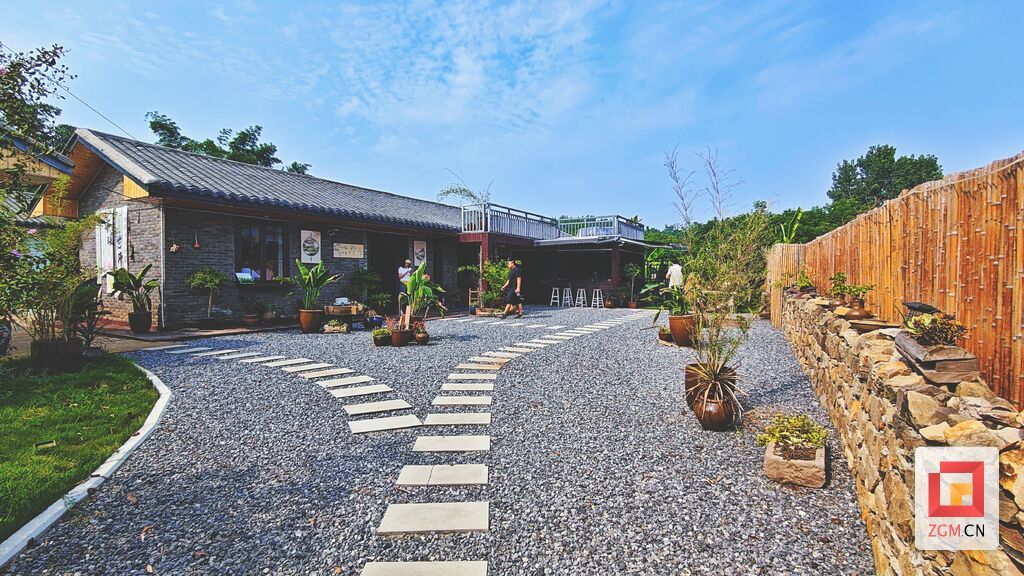 1、花園村依托沱江流域沿岸的環(huán)境治理成效，打造出“紅豆小苑”等多個(gè)鄉(xiāng)村游網(wǎng)紅打卡地（自貢融媒記者 芶思攝）.jpg